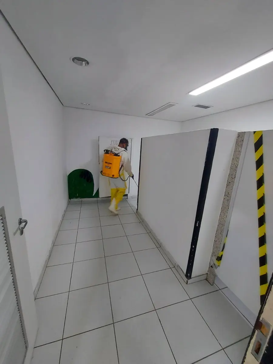 Aplicação de controle de pragas em corredor interno de estabelecimento comercial